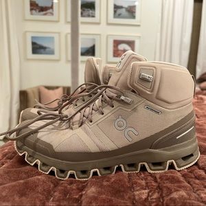 On Cloud Hiking Boots Women’s Size 8.5